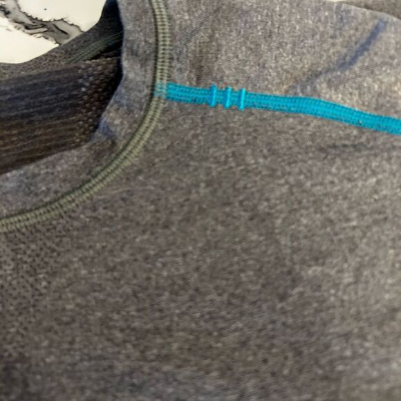 Men's Lululemon Gray Short Sleeve Tee Small - Picture 2 of 4